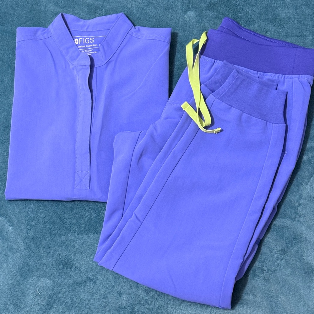 FIGS scrub set in the color Blueberry